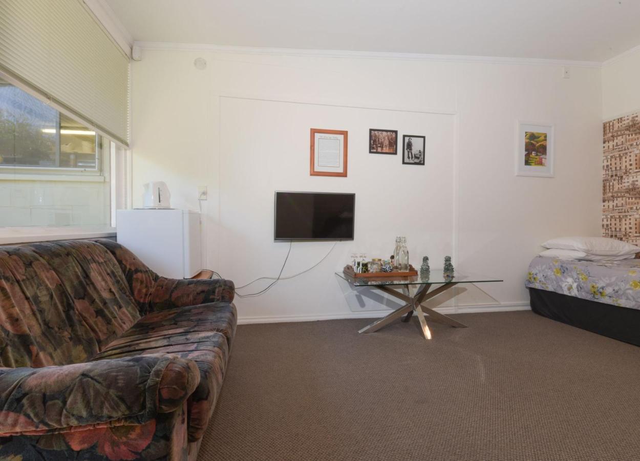Dunstan House Motel Клайд Екстериор снимка